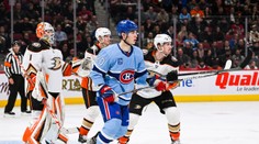 Slafkovský nedohral duel proti Anaheimu. Kouč St. Louis vysvetlil, prečo ho stiahol z hry