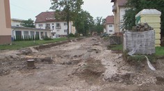 Ulica v Novákoch vyzerá ako po bombardovaní. Záchranári dúfajú, že ich tam nikto nepošle