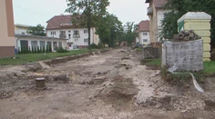 Ulica v Novákoch vyzerá ako po bombardovaní. Záchranári dúfajú, že ich tam nikto nepošle