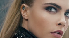 Krásna modelka sa vzdala vlasov. Vyholila sa na koleno