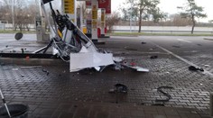 OBRAZOM: Šialená nehoda na D1. Bulharský vodič zrejme zaspal, plynulo prešiel na benzínku a zdemoloval jeden zo stojanov