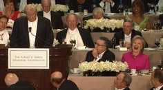 Clintonová a Trump na seba vtipne útočili. Bavila sa celá spoločnosť