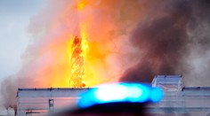 Stále nie je pokoj. Hasiči už tretí deň bojujú so zvyškami požiaru v budove burzy v Kodani