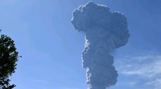 Chrlí popol a dym. Z blízkosti indonézskej sopky Ibu evakuovali stovky ľudí