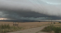 Lovci búrok sledovali nebeské divadlo na Záhorí. Podarilo sa im zachytiť aj fascinujúci búrkový úkaz