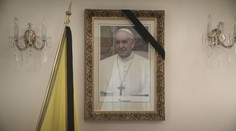 S pápežom Františkom sa lúčili aj Slováci. Kostolmi sa rozozvučali zvony a vlajky sú stiahnuté na pol žrde