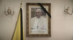 S pápežom Františkom sa lúčili aj Slováci. Kostolmi sa rozozvučali zvony a vlajky sú stiahnuté na pol žrde