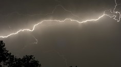 Pri búrke v Čechách lietali blesky. Tisíce ľudí zostali bez elektriny