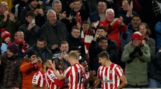Brentford ako kat veľkých. Po Manchestri sťal aj Liverpool