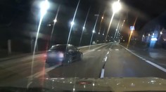 VIDEO: Aj keď sa zdalo, že ho už majú, vodič sa nevzdal. Policajná naháňačka sa skončila autom na streche