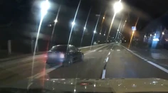 VIDEO: Aj keď sa zdalo, že ho už majú, vodič sa nevzdal. Policajná naháňačka sa skončila autom na streche