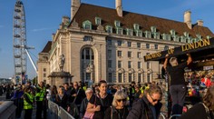Prví ľudia sa dostali do Westminsterskej sály, kde sa môžu rozlúčiť s Alžbetou II.