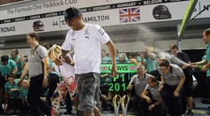Hamilton má po Singapure dve prvenstvá