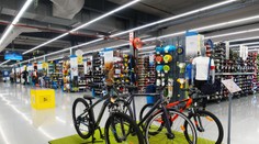 Známy športový reťazec sťahuje z predaja nosiče na bicykle. Hrozí, že padnú z auta