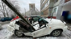 Snehová búrka narobila vo Vladivostoku spúšť. Majiteľ auta sa len tesne vyhol betónovej platni (video)