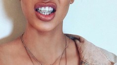 Do záberu sa jej tvár nevošla. Všetok priestor zabrali megaprsia