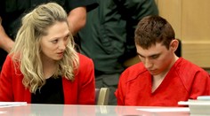 Sklonená hlava, žiadny očný kontakt. Vrah z floridskej školy sa prizná, ale má podmienku