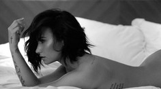 Demi Lovato vie, ako predstaviť nový singel. V posteli a úplne nahá