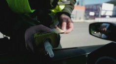 Išla do školy pre dieťa a nakoniec skončila v policajnej cele. Za volantom nafúkala dve promile