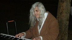 Chorá bezdomovkyňa dojala internet. Pozrite si jej hru na klavíri
