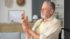 Parkinsonova choroba sa začína skôr, než sa trasú ruky. Odborník upozorňuje na varovné signály