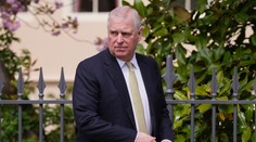 Britská polícia zadržala bývalého princa Andrewa v deň jeho narodenín