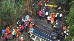 Tragédia v Guatemale. Po zrútení autobusu z diaľničného mosta zomrelo viac ako 50 ľudí
