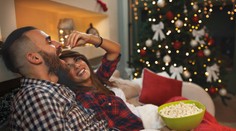 Pozeráte cez sviatky samé romantické filmy? Pozor, môže to pokaziť váš šťastný vzťah