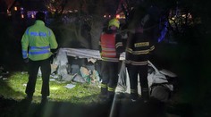 Chceli sa vyhnúť nehode, zrazili sa s vlakom. Mladík (†27) na mieste zomrel, jeho otec (60) bojuje o život