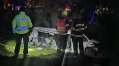 Chceli sa vyhnúť nehode, zrazili sa s vlakom. Mladík (†27) na mieste zomrel, jeho otec (60) bojuje o život