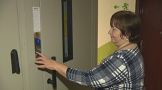 Seniori v levickej bytovke dlhé roky snívali o výťahoch. Obetavý domovník bojoval, až kým ich nenamontovali