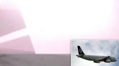 Krátko po štarte udrel do lietadla blesk. Cestujúci prežili nočnú moru