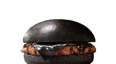 Len v Japonsku nájdete takéto netradičné hamburgery. Sú celé čierne
