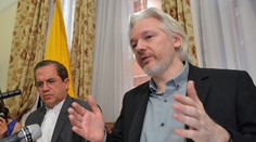 Julian Assange v piatok opustí ekvádorské veľvyslanectvo