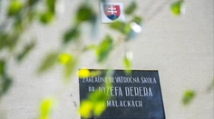 Riaditeľka školy, na ktorej nechali prepadnúť žiaka s autizmom, odstúpila. Mesto sa jej zastávalo