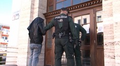 Neskutočné! 11-krát trestanému mužovi zverili dievča do náhradnej starostlivosti, on ho zneužíval