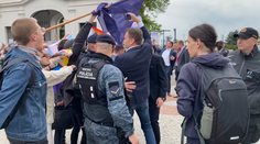 Matovič prišiel medzi protestujúcich za práva LGBTI ľudí. Vypískali ho a vytlačili z námestia