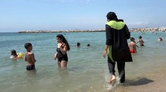 Na plážach v Cannes zakázali celotelové plavky "burkini"