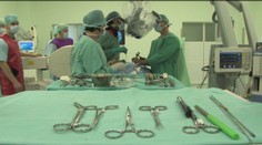 V izolácii sa po kontakte s infikovanými pacientmi ocitá čoraz viac zdravotníkov