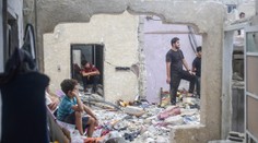 Kritický nedostatok jedla, vody, liekov aj paliva. Do pásma Gazy vstúpilo 33 kamiónov s humanitárnou pomocou