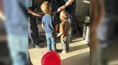 Tvrdila, že idú hľadať poklad. Krkavčia matka synom (3 a 5) zaviazala oči a nechala ich v lese napospas osudu