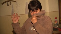 Po chodbe v bytovke sa šíri smrad. Problémový sused má kúpeľňu na chodbe