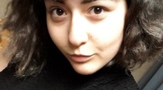 Mladá žena sa odmieta holiť. Keď uvidíte jej nohy...