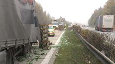 Pivný armagedon na českej diaľnici. Rozbili sa tisícky fliaš