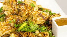 RECEPT NA DNES: Rezance s kuracími špízmi a arašidovou omáčkou satay