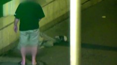 Muž ležal bezvládne na zemi. Okoloidúci mu nepomohol, ale sa na neho vymočil