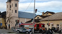 Auto sa v Michalovciach zrazilo s políciou, skončilo na streche. Do nemocnice museli traja ľudia