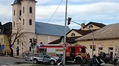 Auto sa v Michalovciach zrazilo s políciou, skončilo na streche. Do nemocnice museli traja ľudia