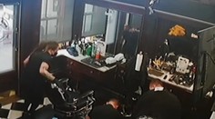 VIDEO: Krvavý incident v barbershope. Muž si pred očami zákazníka nechtiac zapichol do hrude nožnice