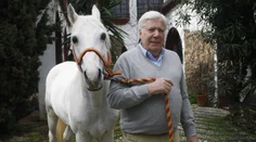 Ako výhra v lotérii. Miliardár a spolumajiteľ značky Hermés ustanovil za svojho dediča záhradníka z Maroka